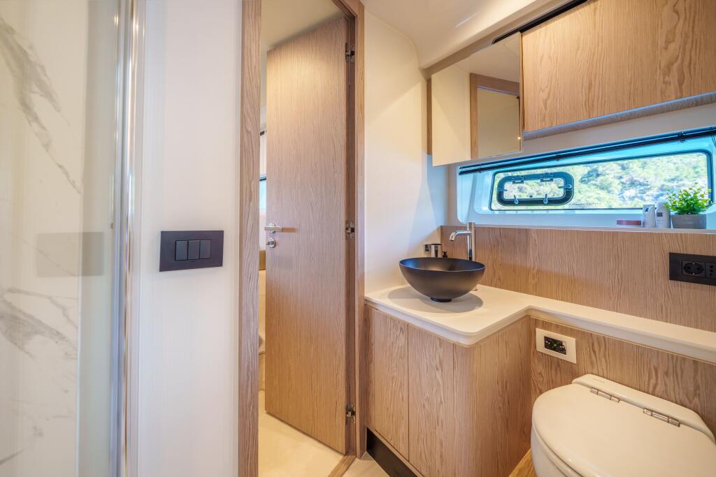 Motor yacht 