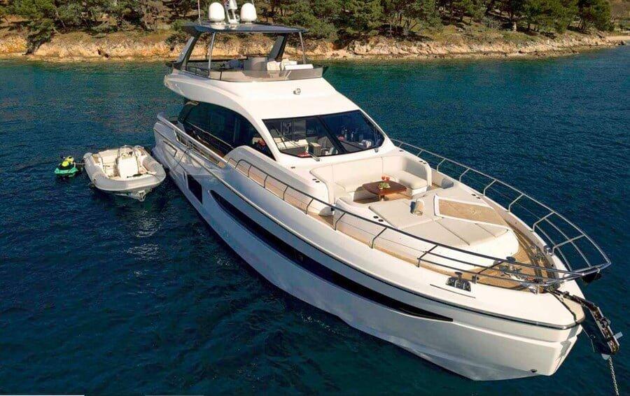 Motor yacht 