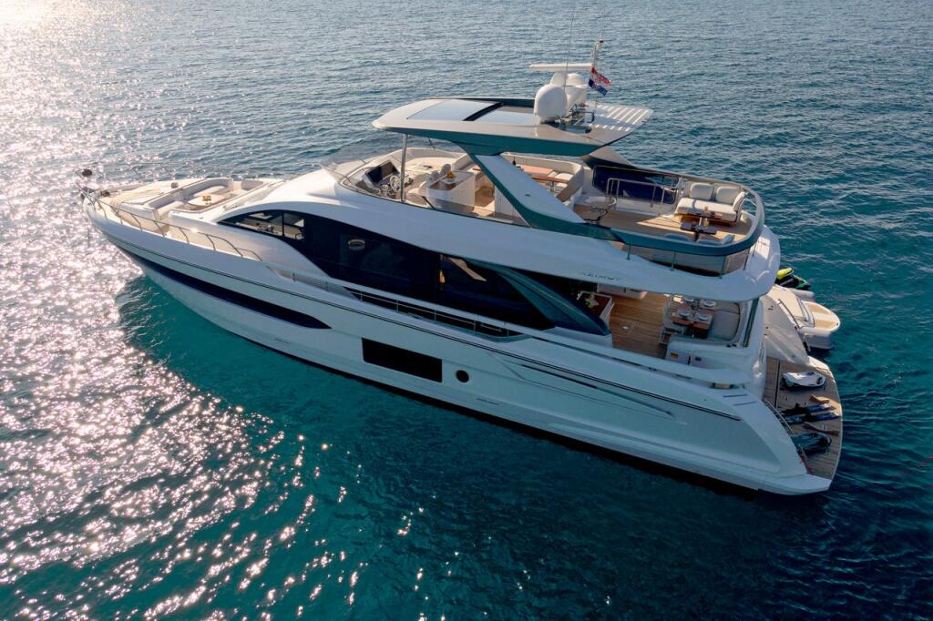 Motor yacht 