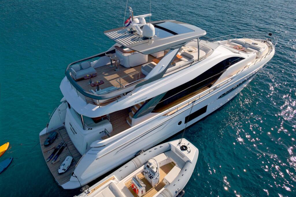 Motor yacht 