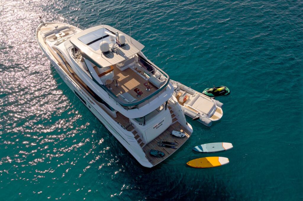 Motor yacht 