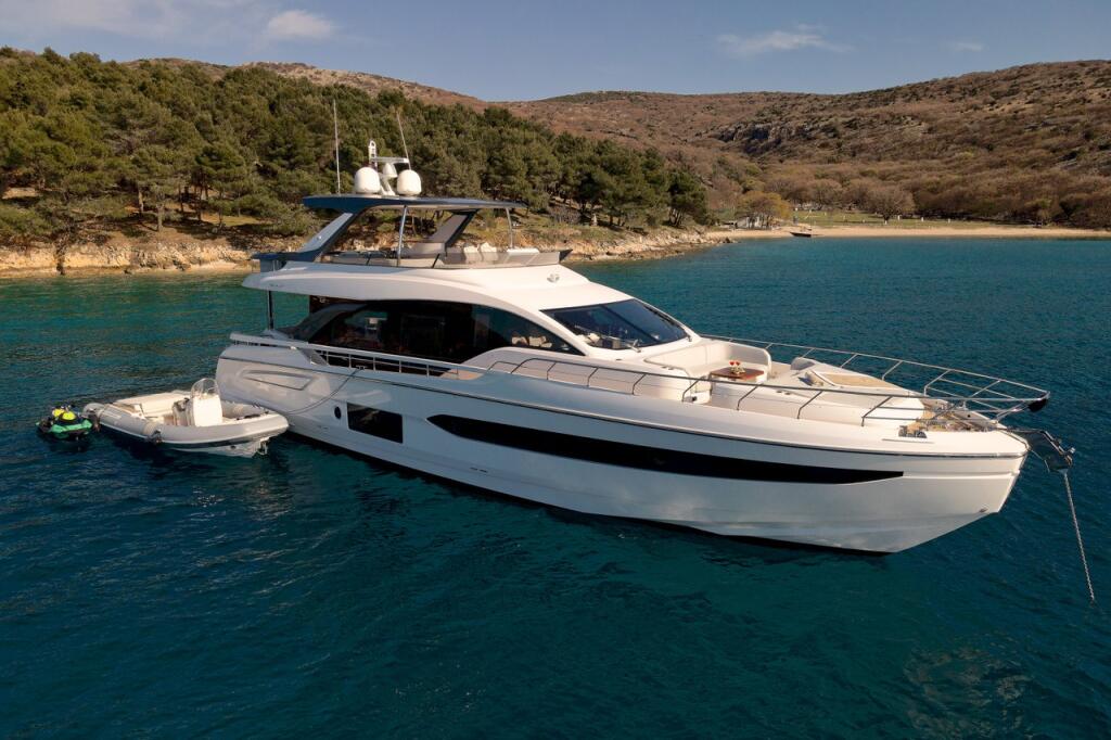Motor yacht 