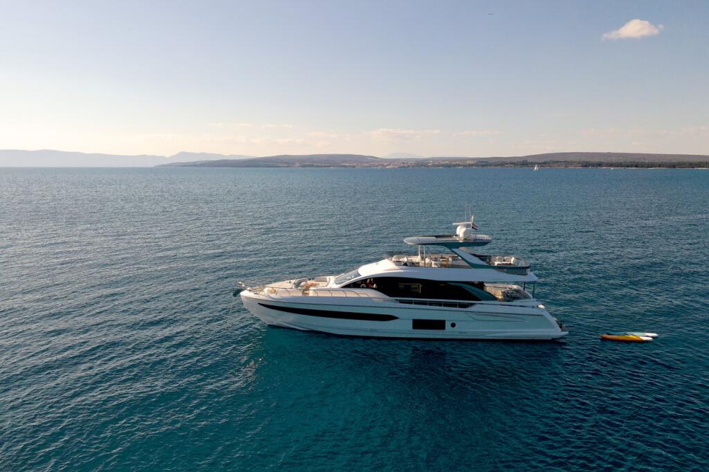 Motor yacht 