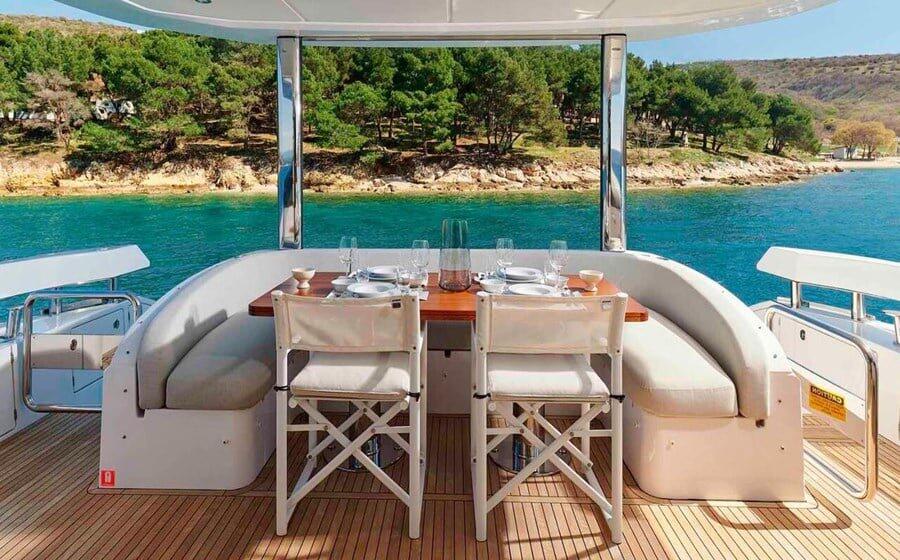 Motor yacht 