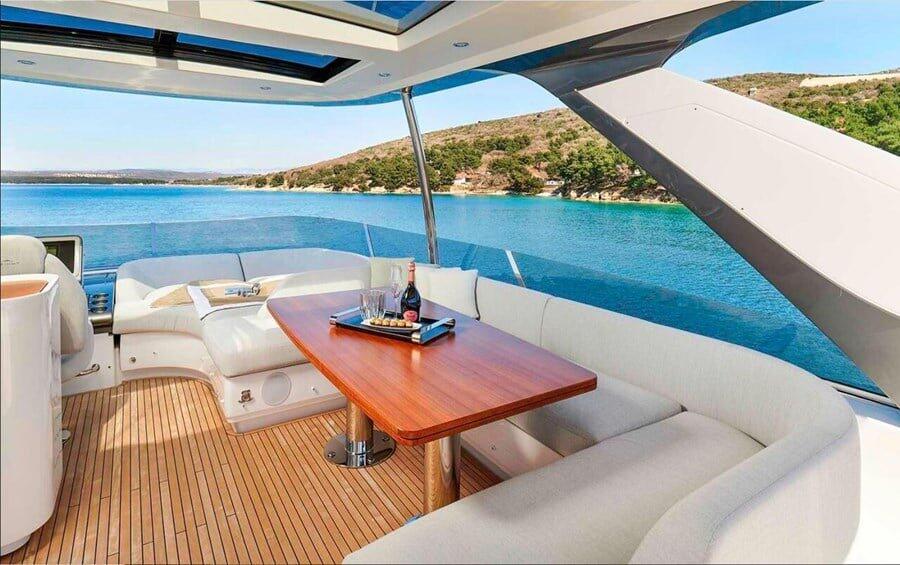 Motor yacht 