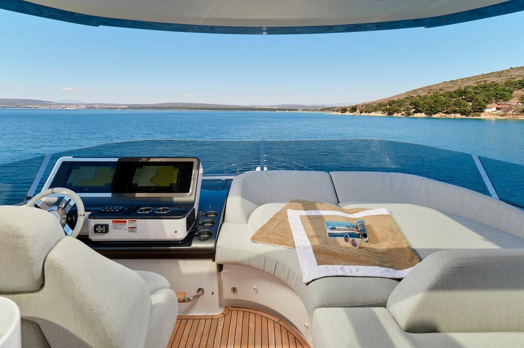 Motor yacht 