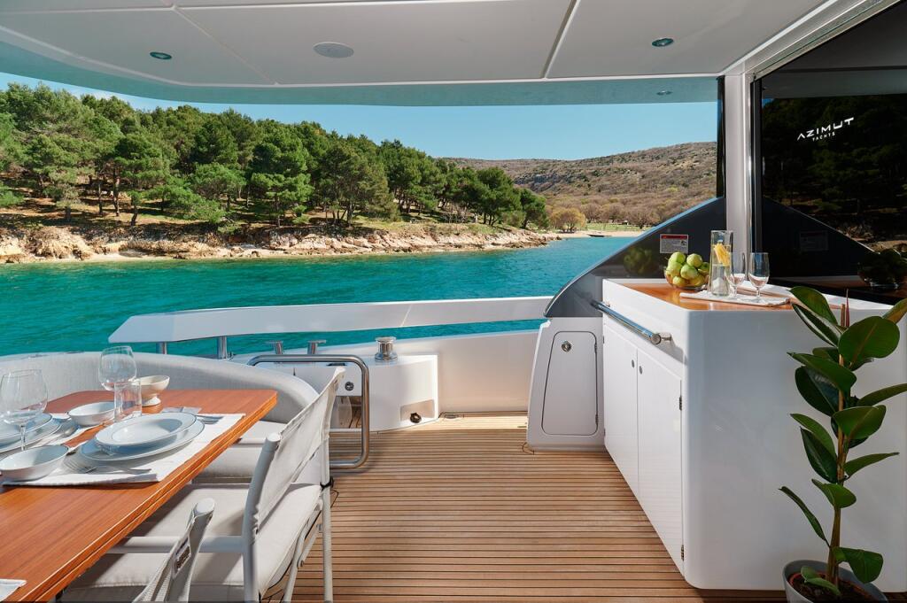 Motor yacht 
