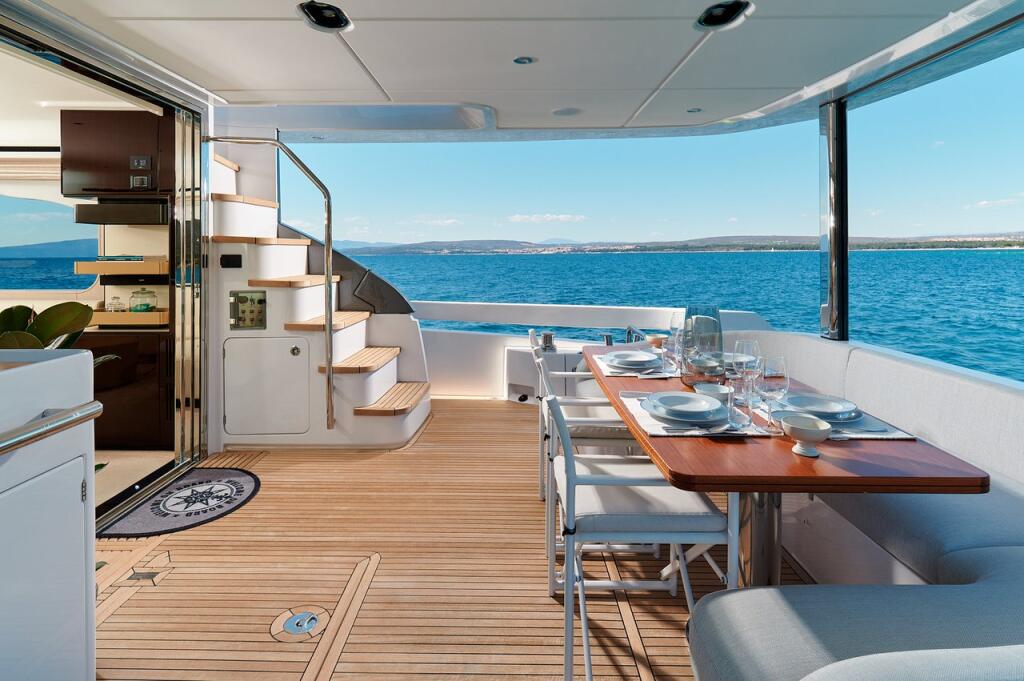 Motor yacht 