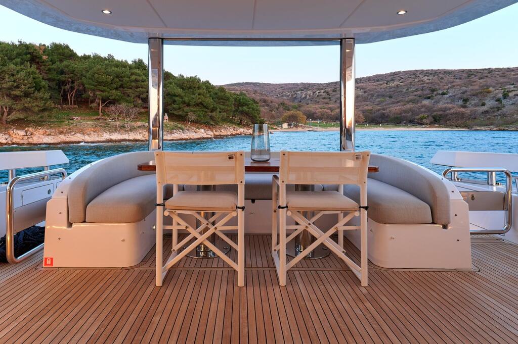 Motor yacht 