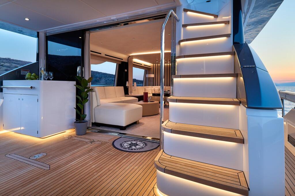 Motor yacht 