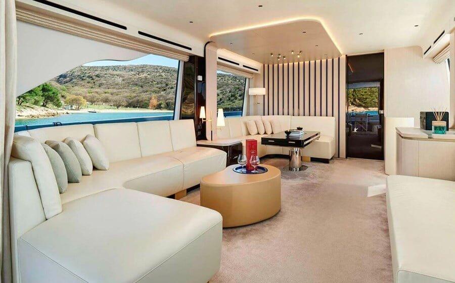 Motor yacht 
