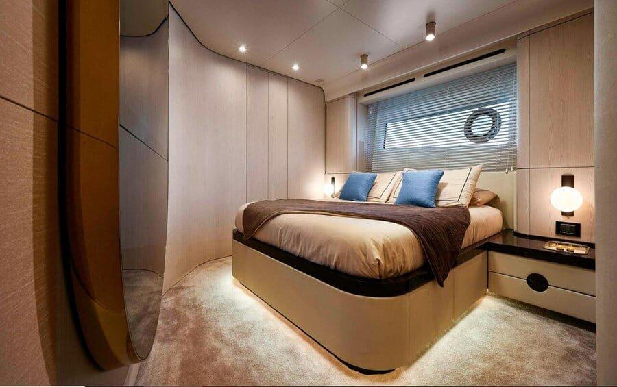 Motor yacht 