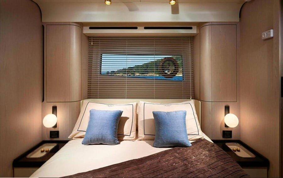 Motor yacht 