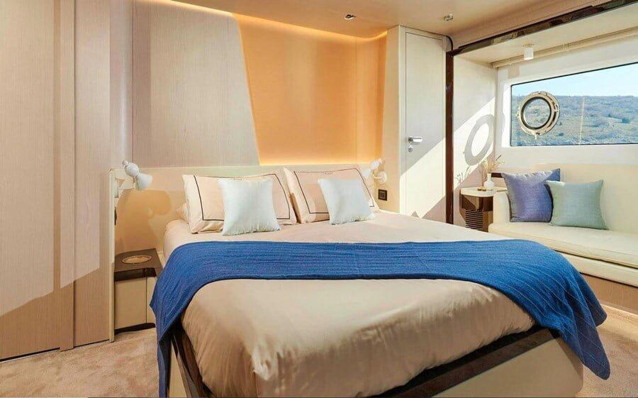 Motor yacht 