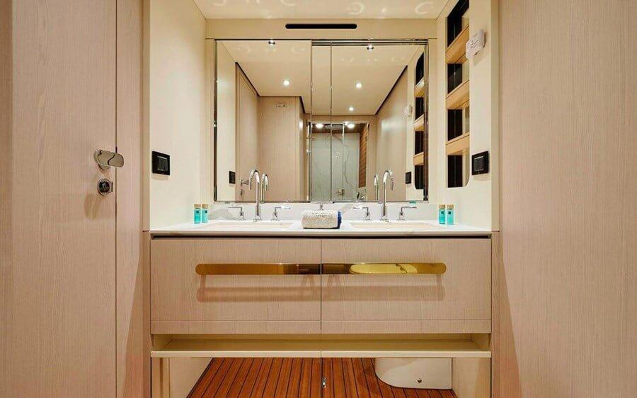 Motor yacht 