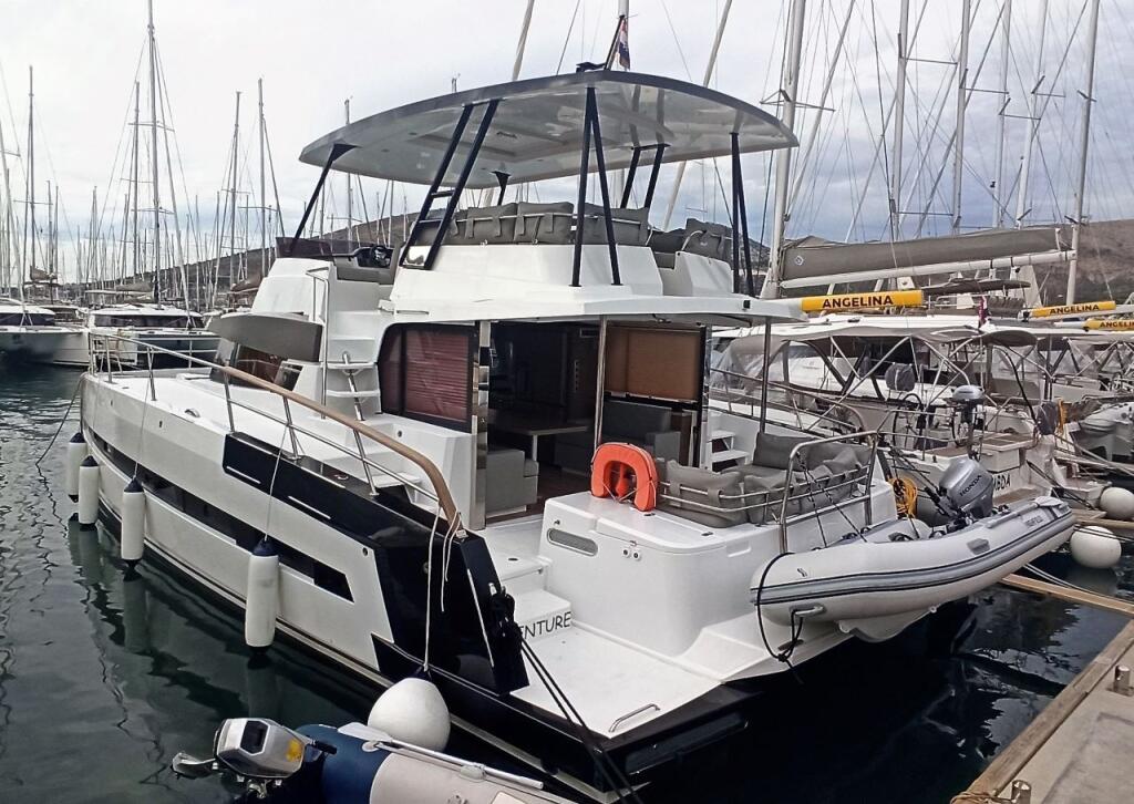 Power catamaran 