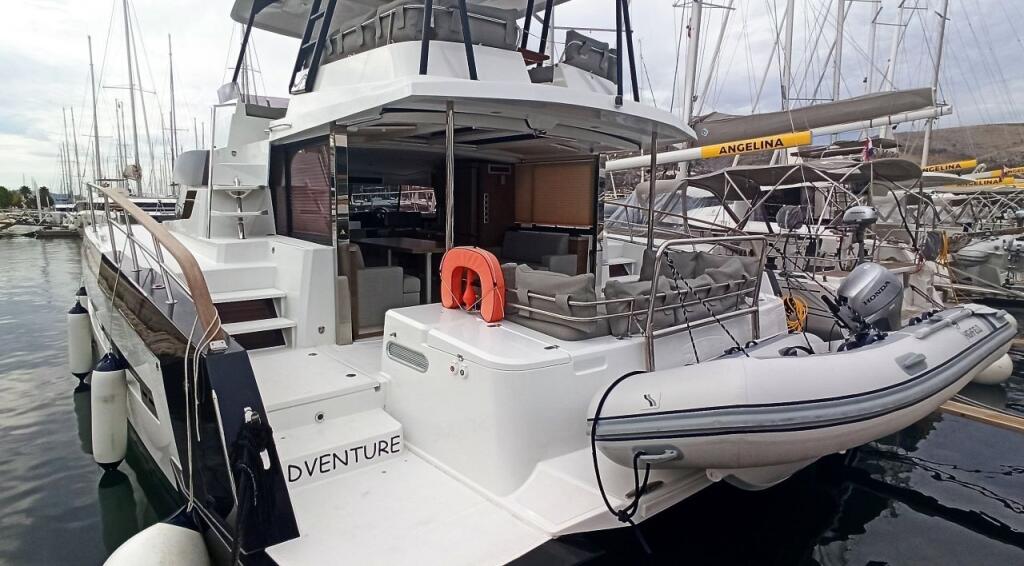 Power catamaran 