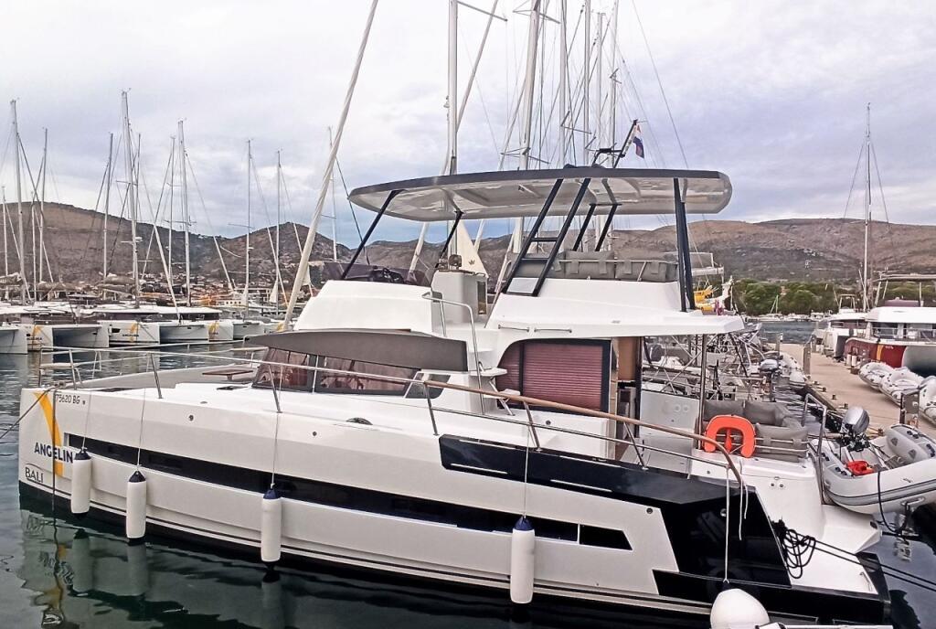 Power catamaran 