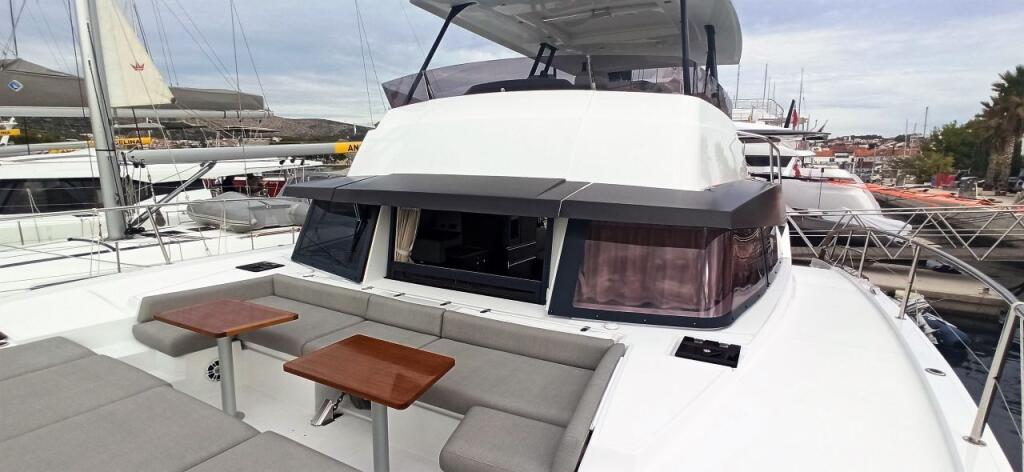 Power catamaran 