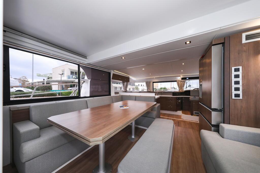 Power catamaran 
