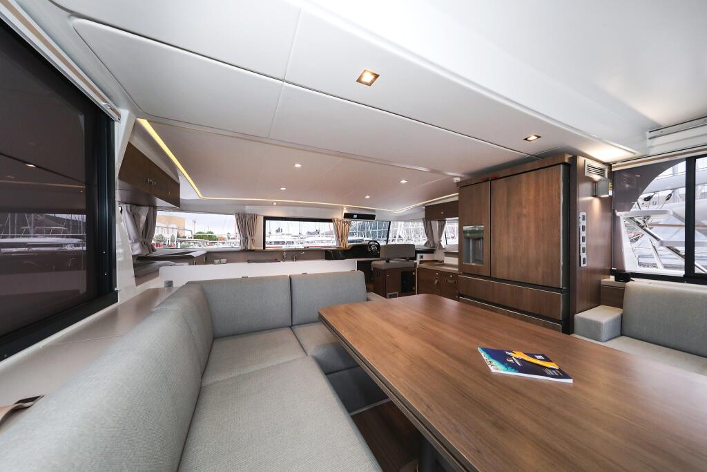 Power catamaran 