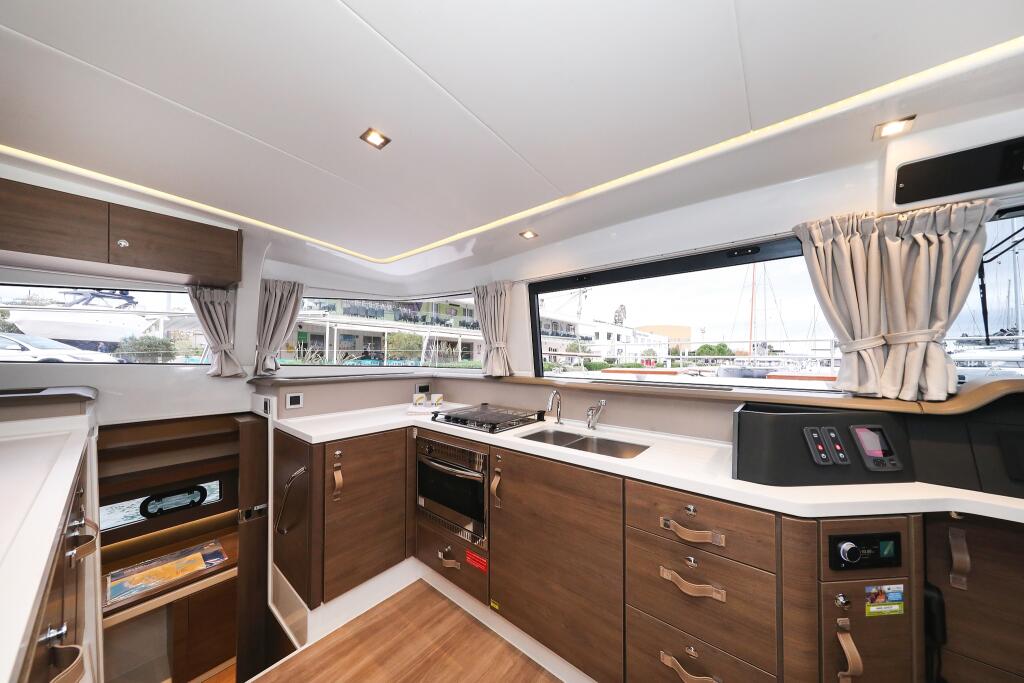 Power catamaran 