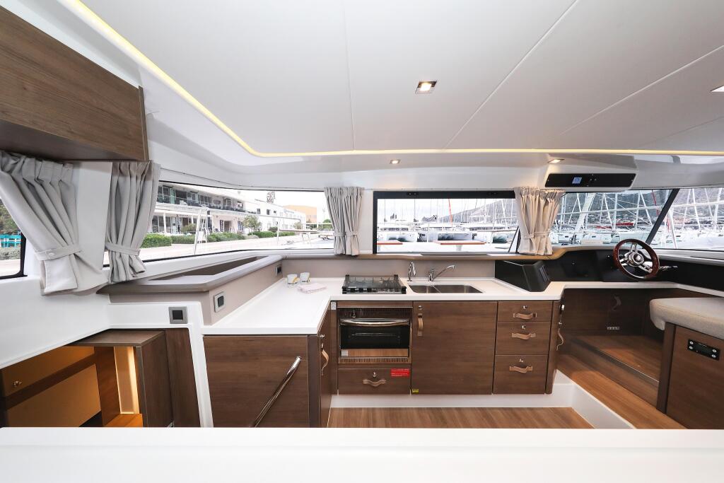 Power catamaran 
