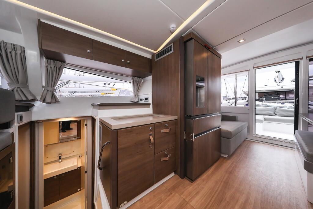 Power catamaran 