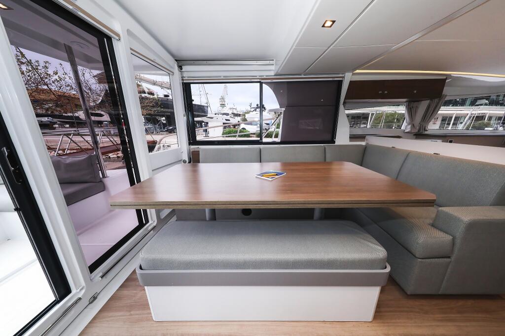 Power catamaran 