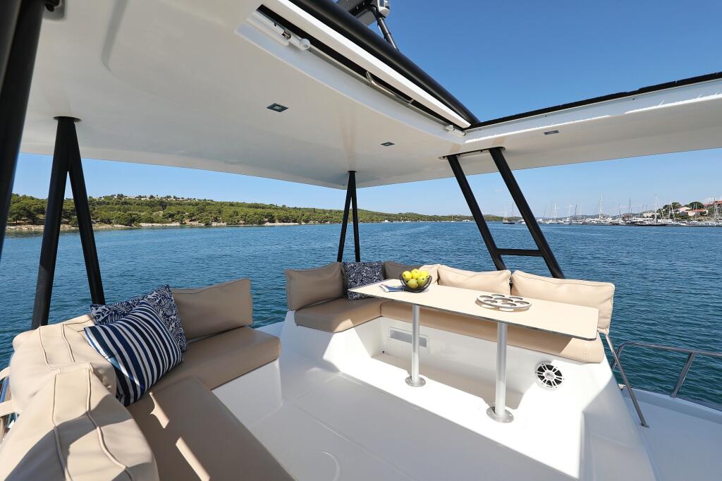 Power catamaran 