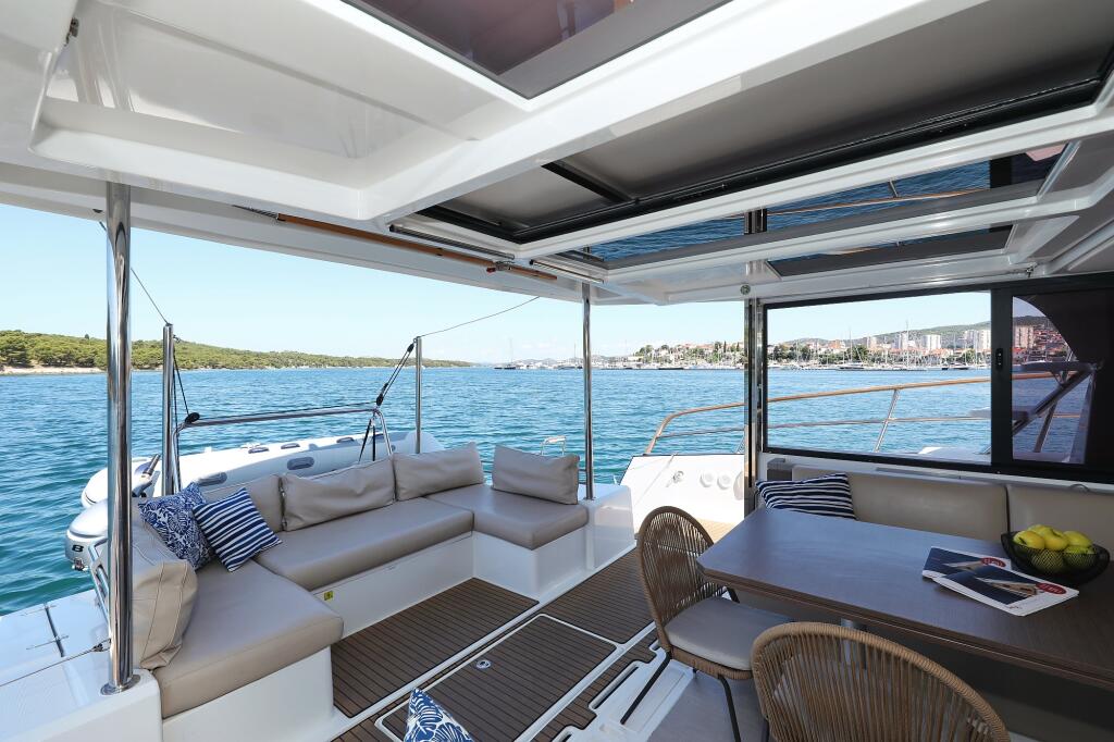 Power catamaran 