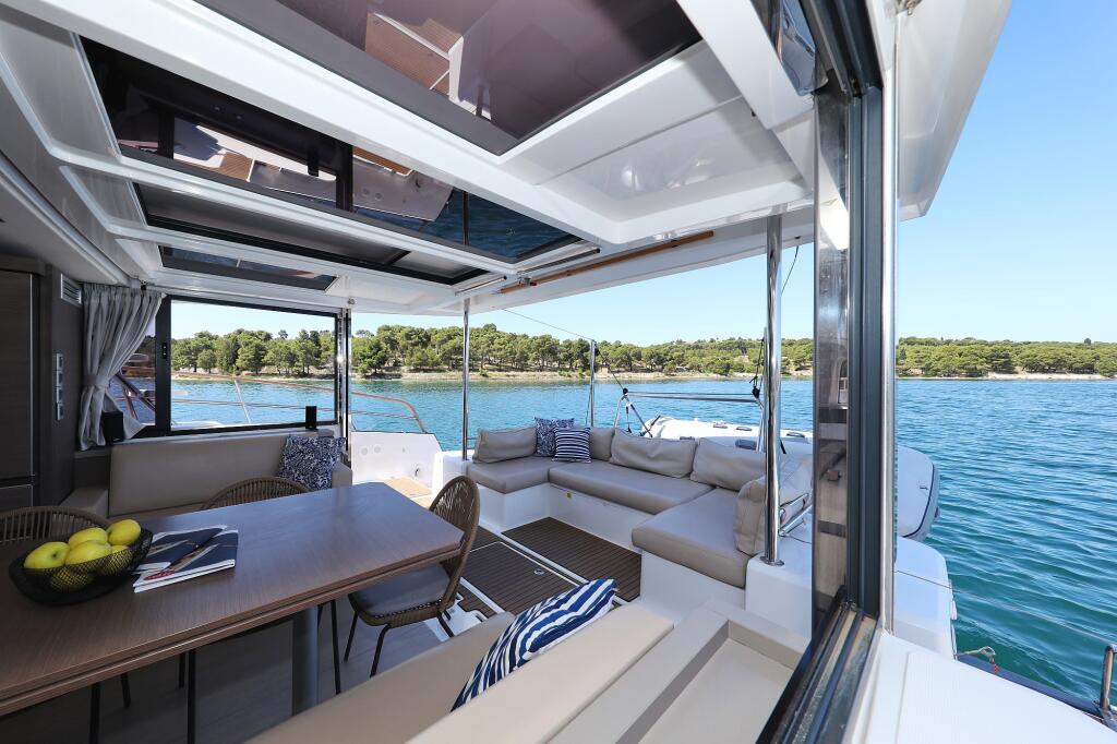 Power catamaran 