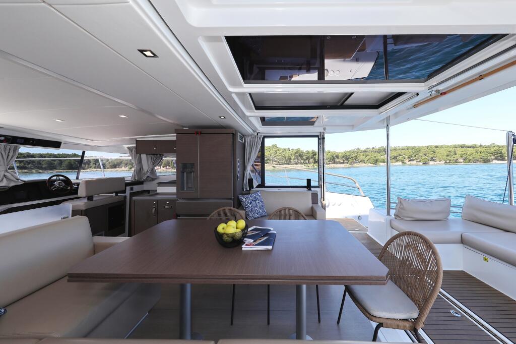 Power catamaran 