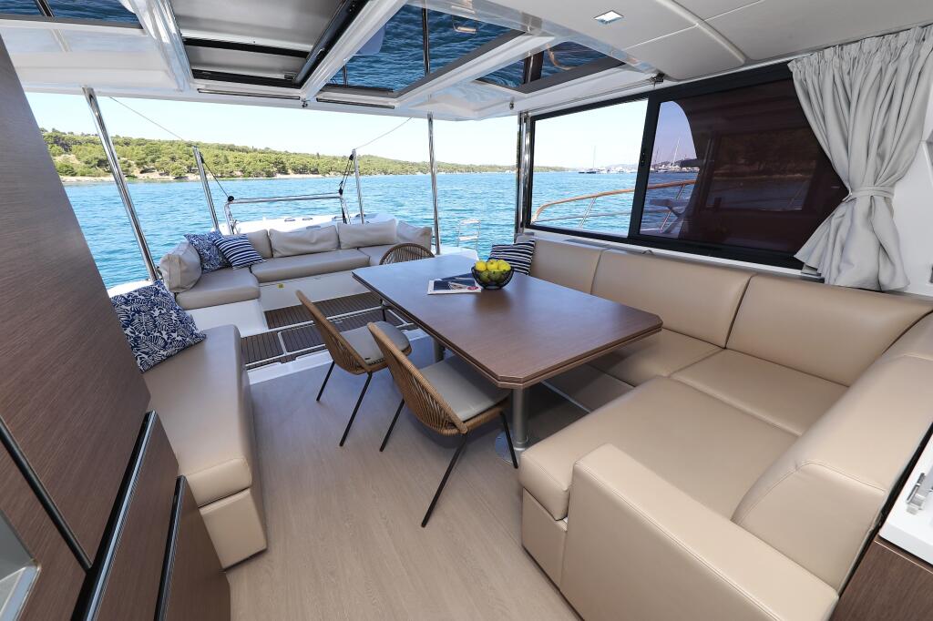 Power catamaran 