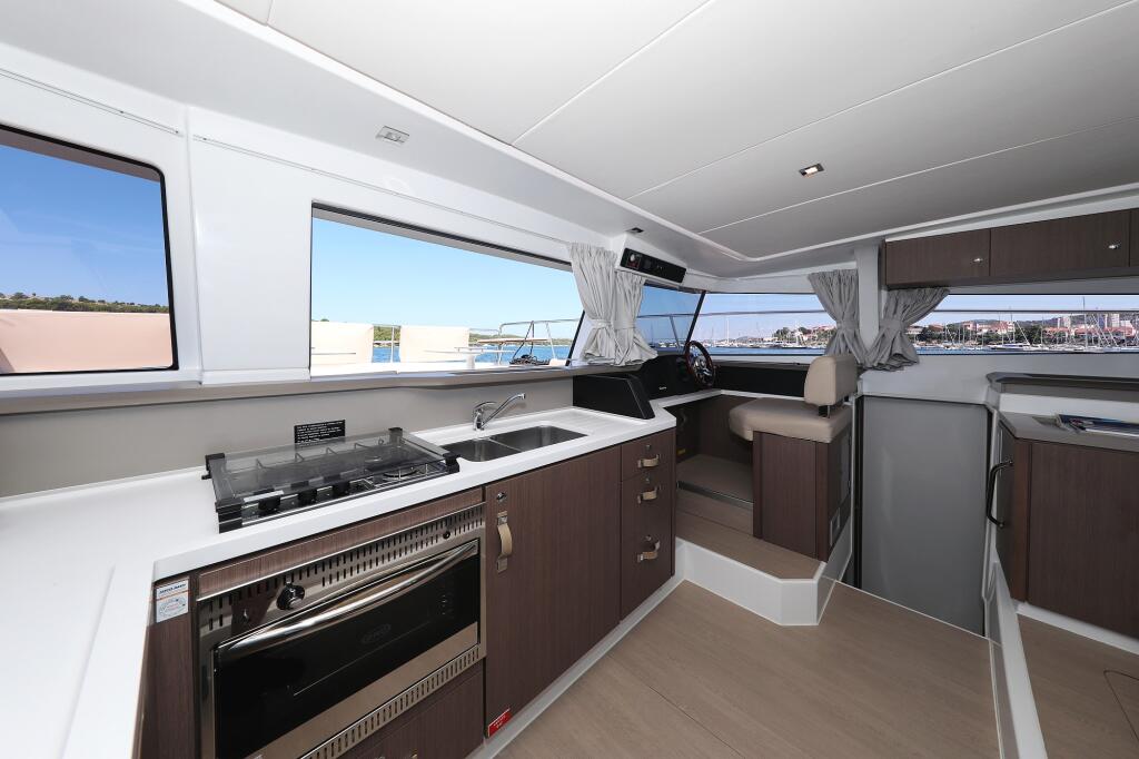 Power catamaran 