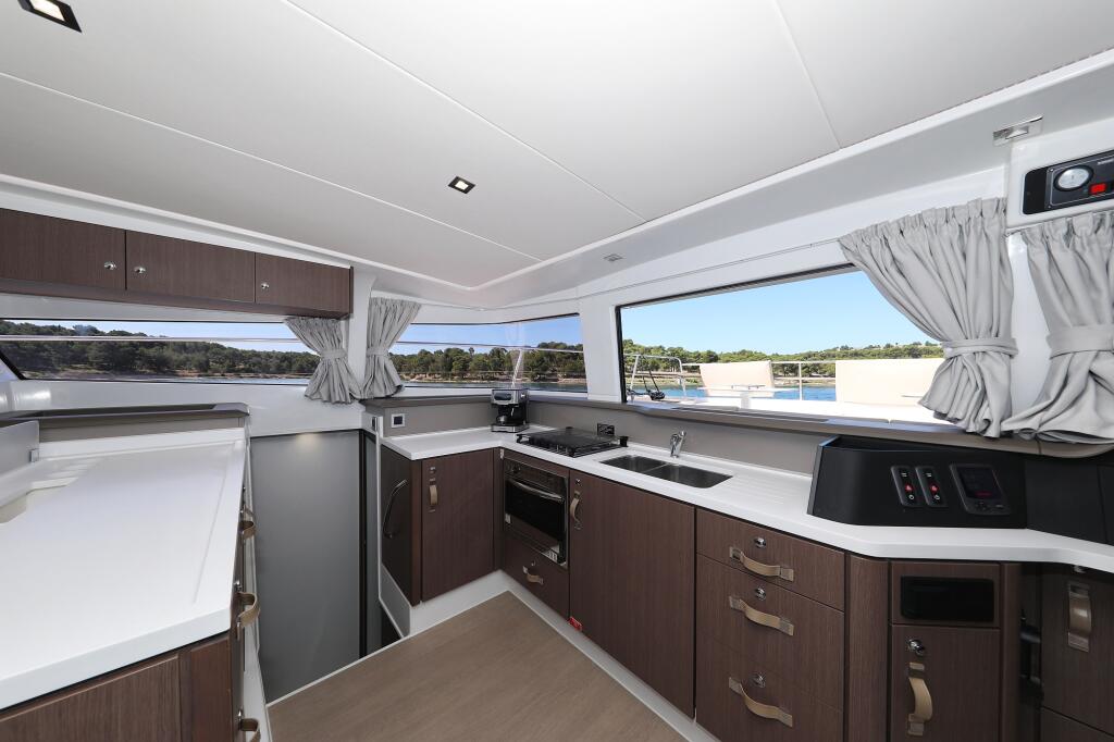 Power catamaran 