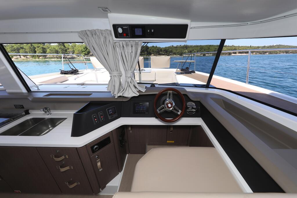 Power catamaran 