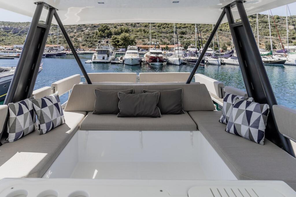 Power catamaran 