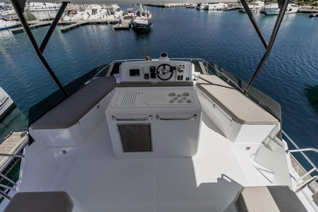 Power catamaran 