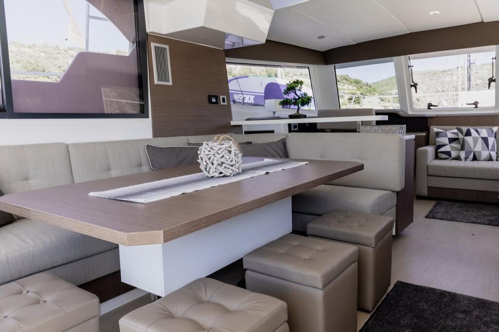 Power catamaran 