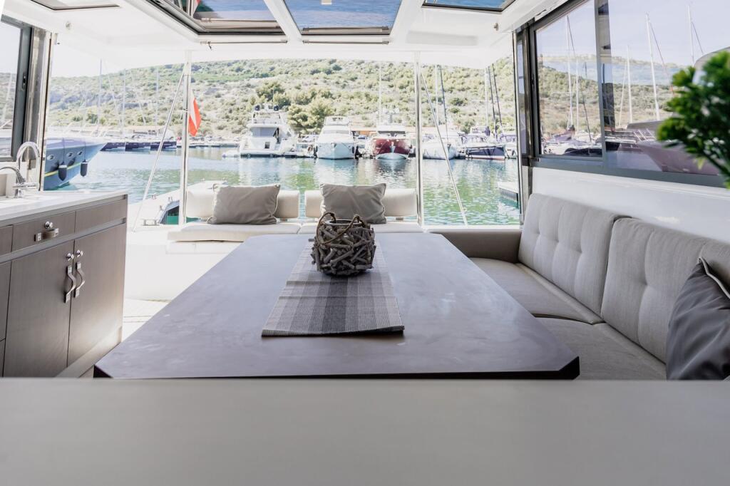 Power catamaran 