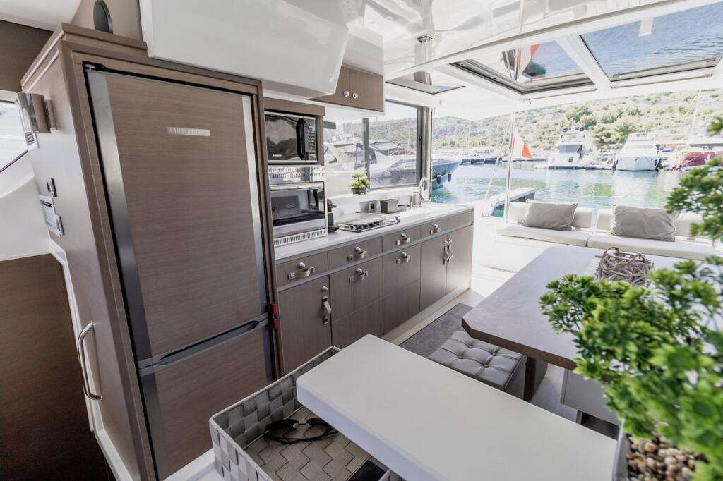 Power catamaran 