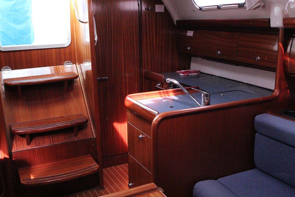 Sailing yacht 