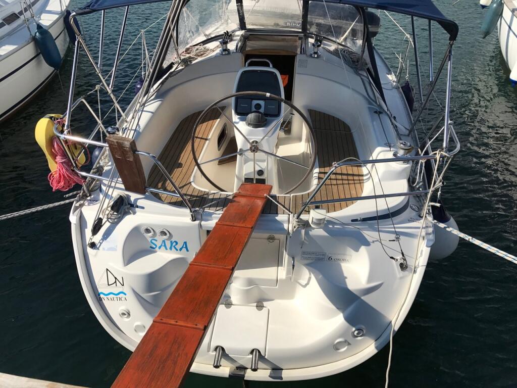 Sailing yacht 
