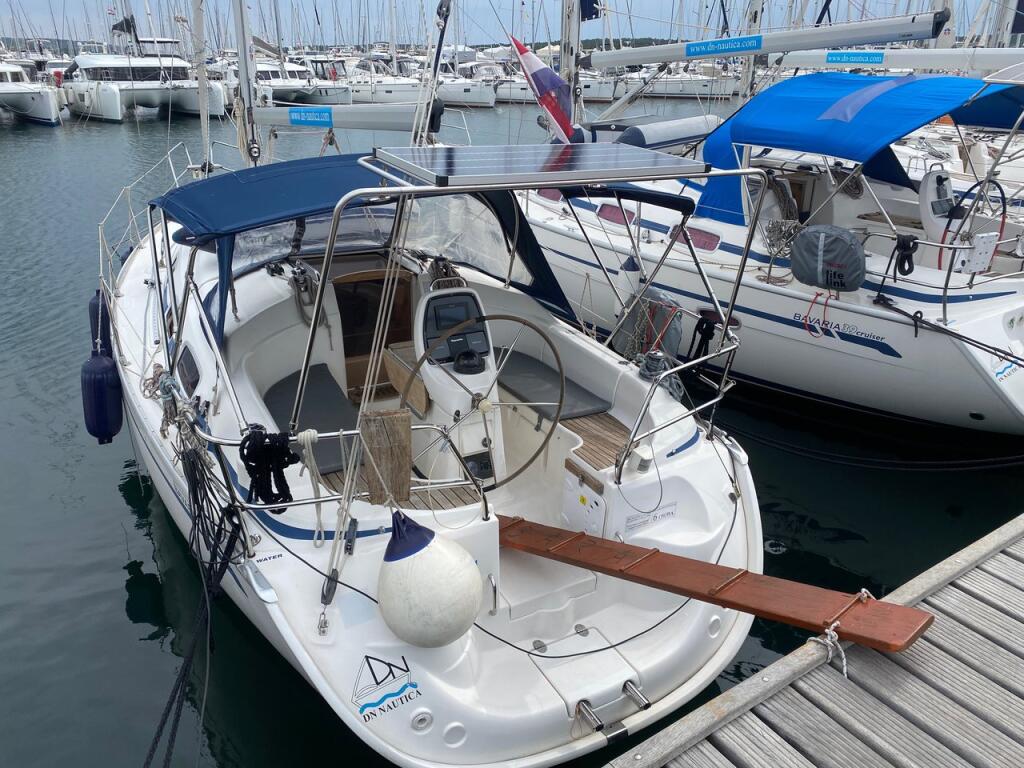 Sailing yacht 