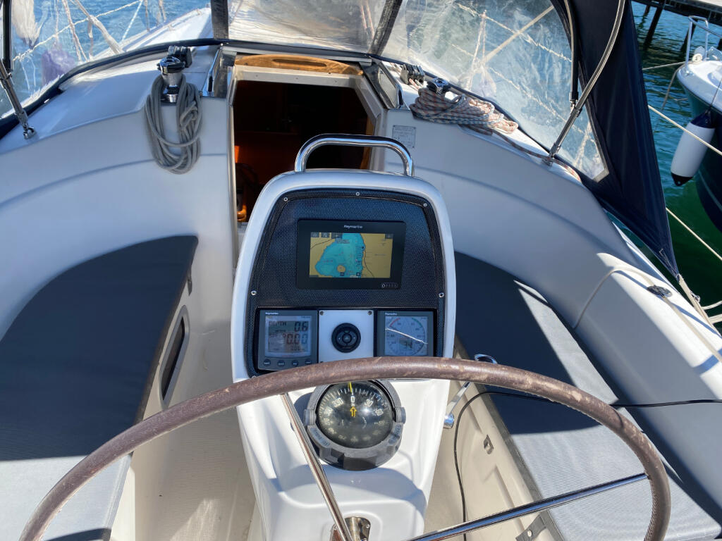 Sailing yacht 