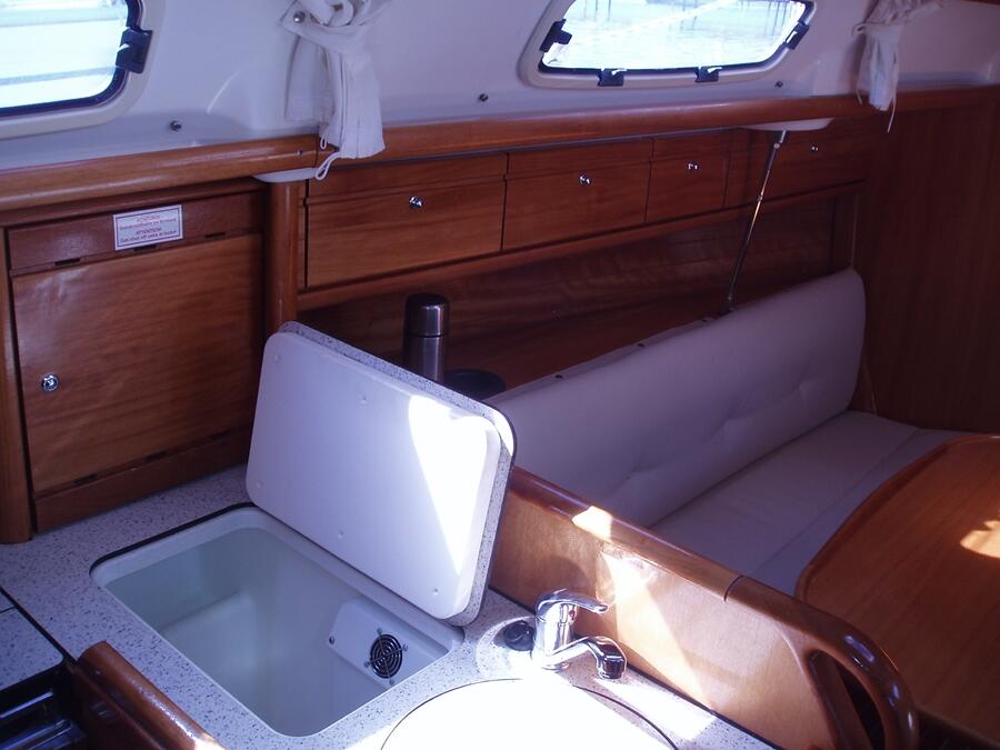 Sailing yacht 