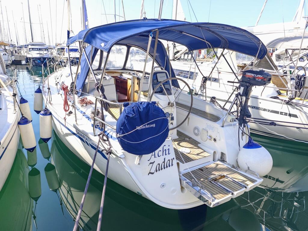 Sailing yacht 