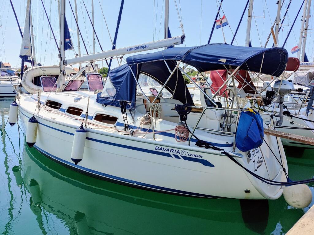 Sailing yacht 