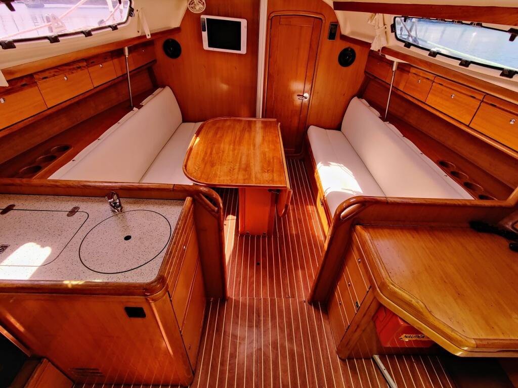 Sailing yacht 